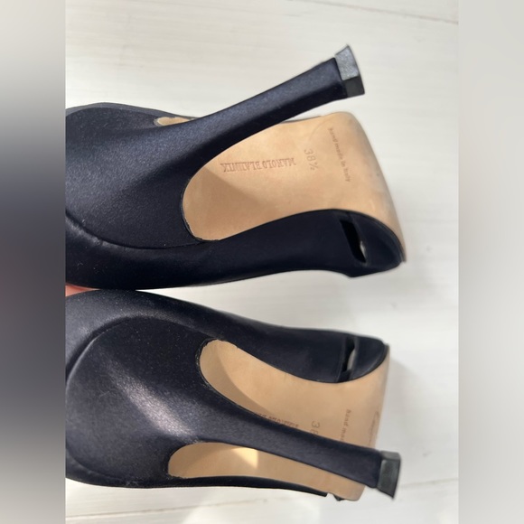 Manolo Blahnik satin stylish heels - Picture 7 of 7